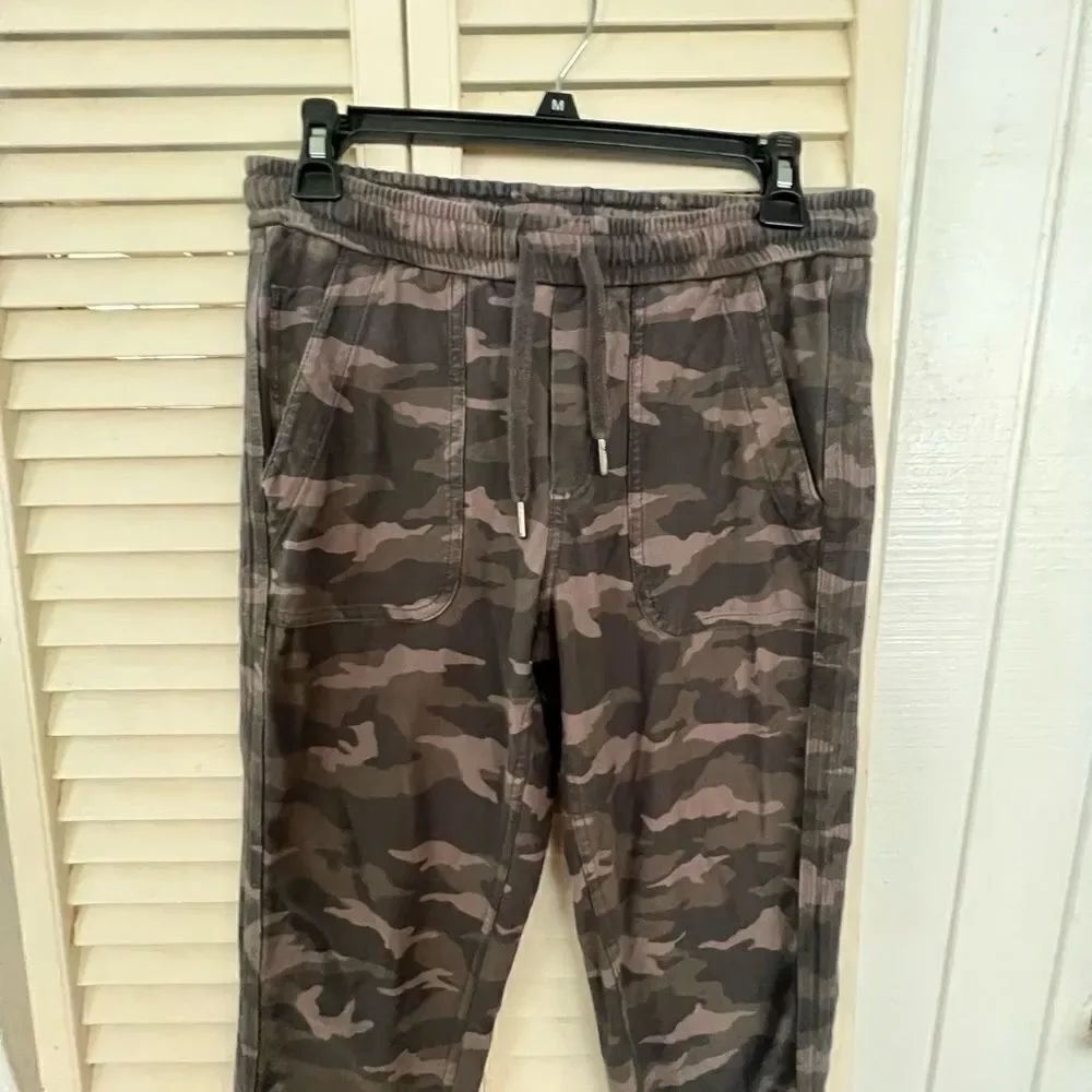 Athleta camouflage women’s jogging pants